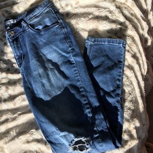 Dark wash ripped knee skinny jeans💤